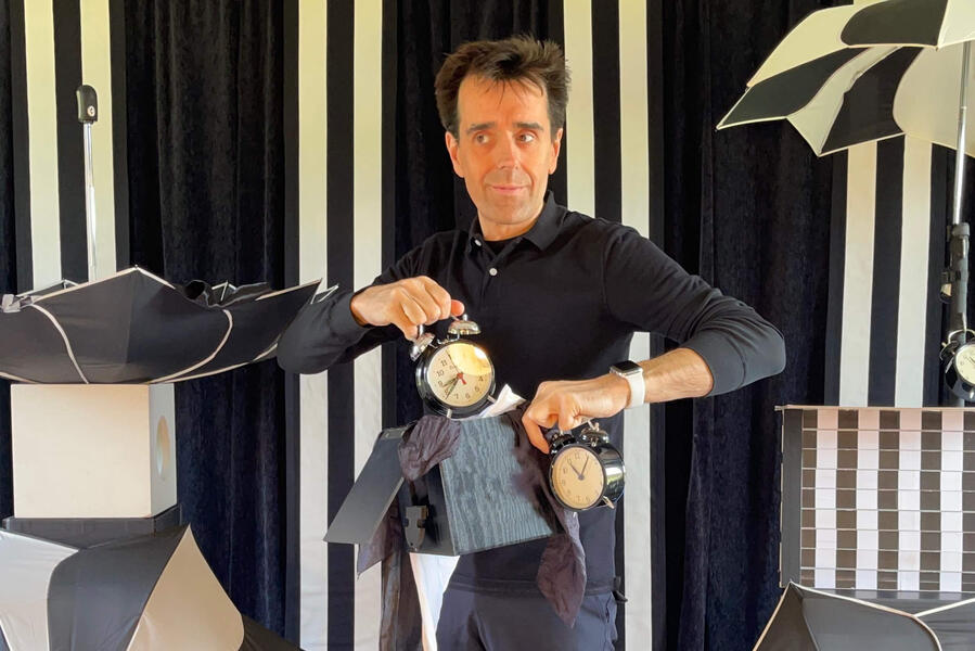 Spectacle en direct pour les centre de loisirs avec Monsieur Fred et tous ces accessoires, de magie et d'illusion d'optique pour des représentations dans le nord de la france.