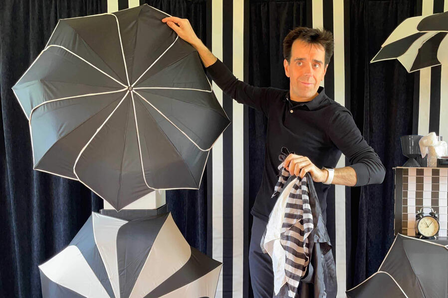 TacticOptik Monsieur Fred avec son spectacle d'illusion d'optique pour des représentations en médiathèque spectacle, en haut de France.