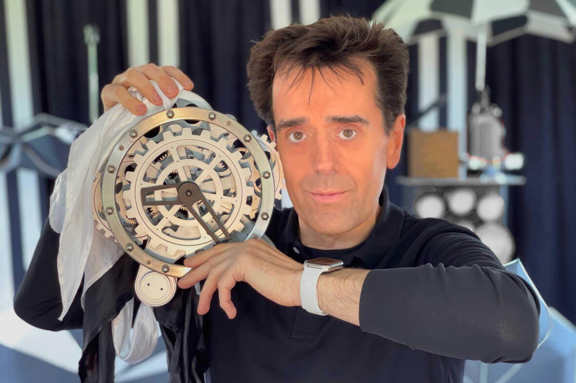 Scène de spectacle : Monsieur Fred réalise des tours de magie et illusions d’optique dans un décor étonnant et immersif