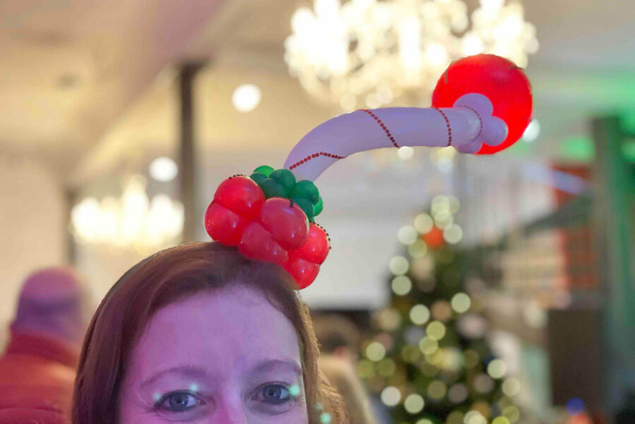 Modèles variés de sculptures sur ballons lors d’un atelier créatif pour enfants.