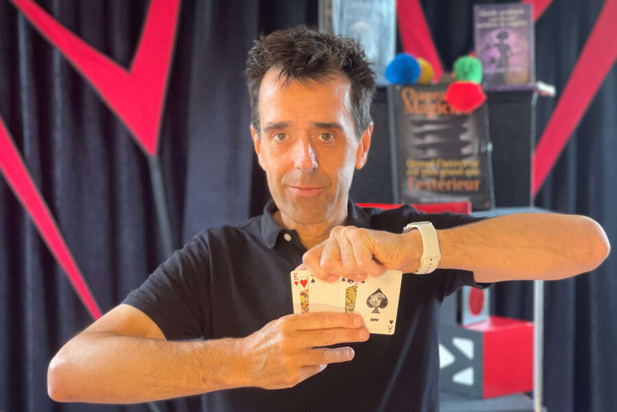 Spik Spakkk ! Spectacle en direct pour les centre de loisirs avec Monsieur Fred et tous ces accessoires, de magie pour un spectacle dynamique à Rouen pour les enfant et familles pour un arbre de Noël.