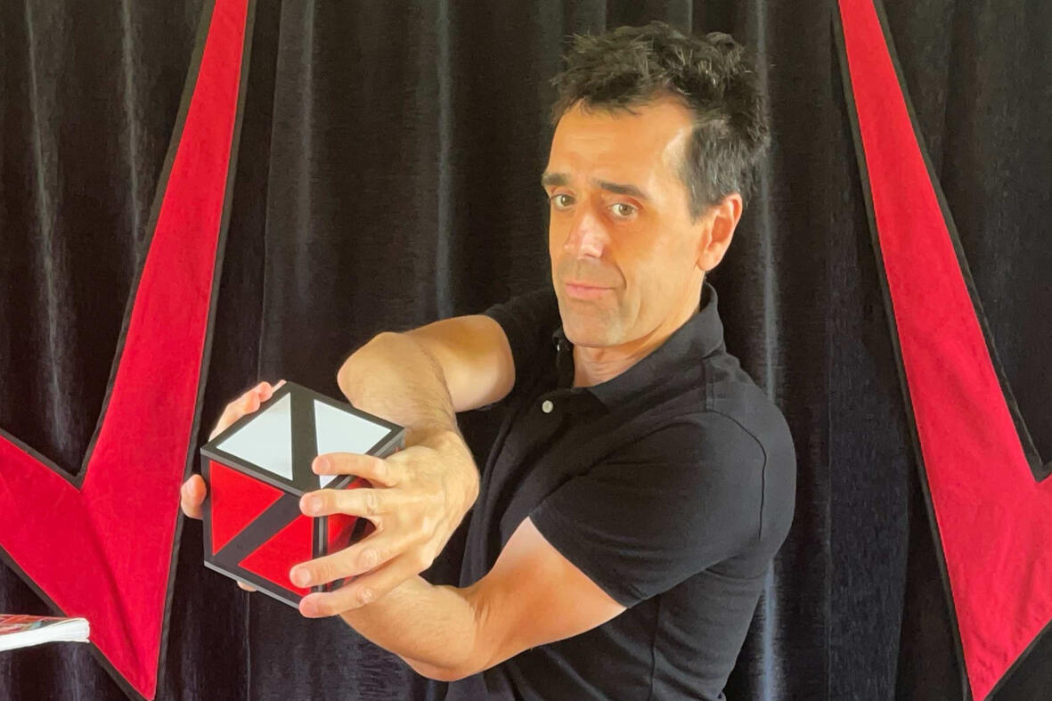 Spik Spakkk ! Monsieur Fred réalise une apparition et transformation de foulards de couleurs vives lors d’un spectacle interactif, captivant enfants et familles avec ses effets visuels.