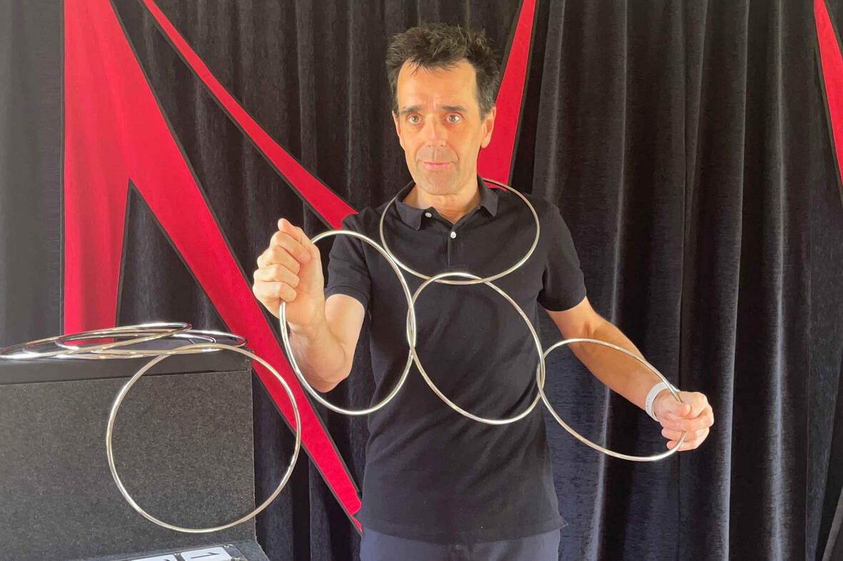 Spik Spakkk ! Monsieur Fred réalise une prédiction mentaliste avec des cartes et un album à timbres lors d’un spectacle interactif pour enfants et familles.