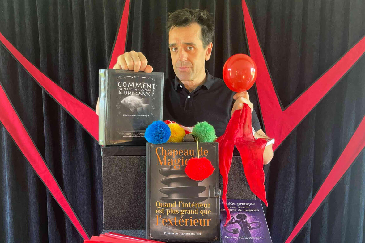 Spik Spakkk ! Monsieur Fred réalise un tour de magie où une corde est coupée puis raccommodée sous les yeux étonnés du public lors du spectacle.