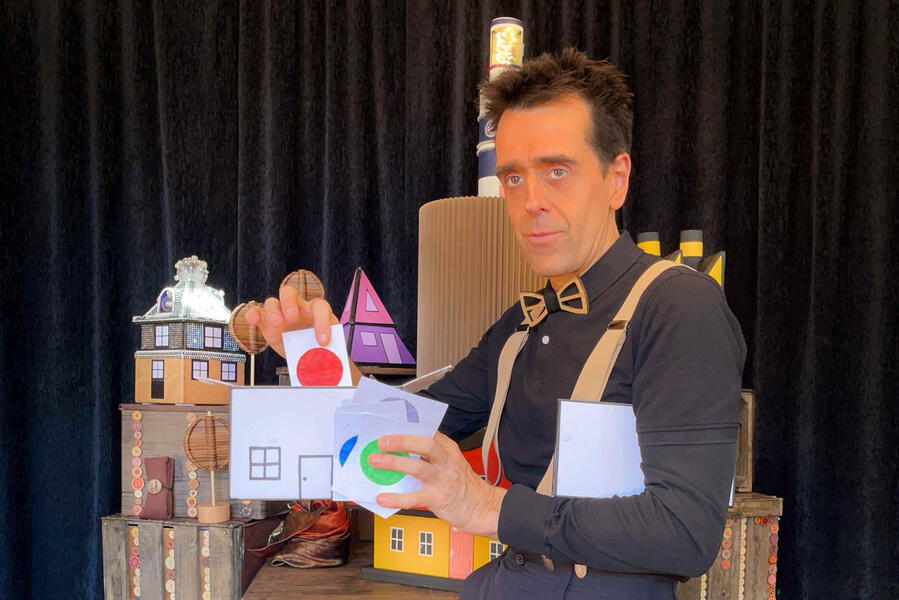 Risque-Tout Monsieur Fred qui procède à l'élection de la couleur du jour à l'aide de Risque-Tout et de tous les habitants du village.