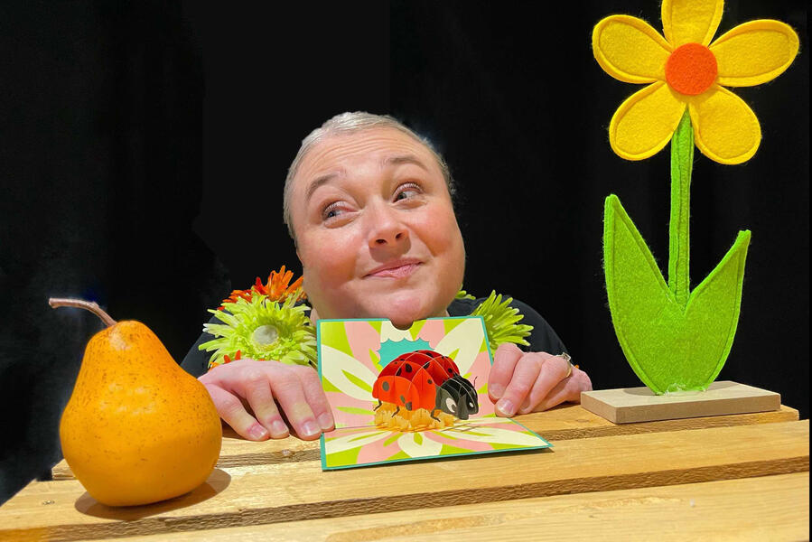 J'me cache ! Spectacle en direct pour les centre de loisirs de la comédienne Aurore avec J'me cache, son regard malicieux à la recherche de sa coccinelle.