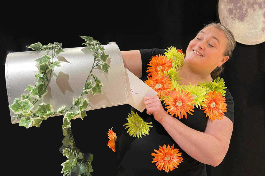 J'me cache ! Aurore la conteuse, sort son courrier de la boîte aux lettres ou des tonnes d'objets et animaux sont cachés.