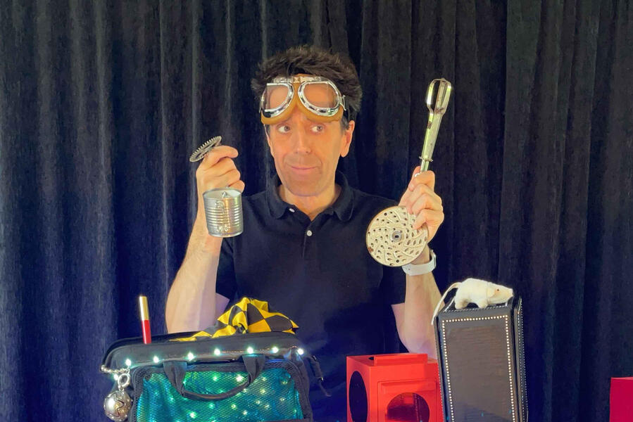 Zouick, Fouick, Touick ! Monsieur Fred avec sa valise curieusement curieuse et ses objet à émotions