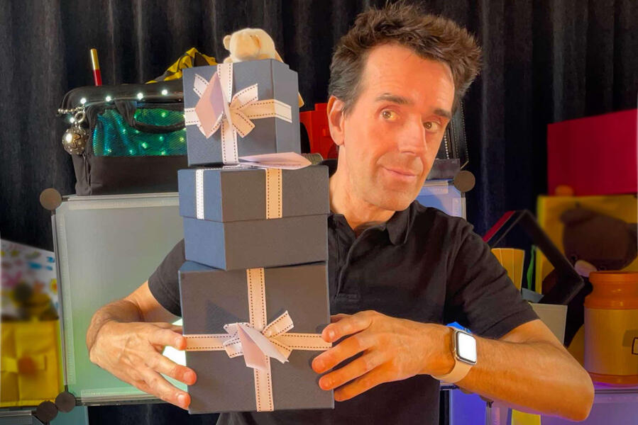 Zouick, Fouick, Touick ! Monsieur Fred et les souvenirs de notre enfance pendant in spectacle pour un homme de Noël, en Île-de-France