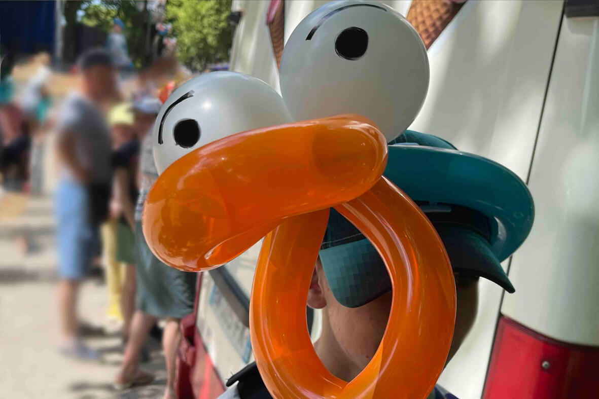 Créations originales en ballons torsadés présentées lors d’une fête familiale.