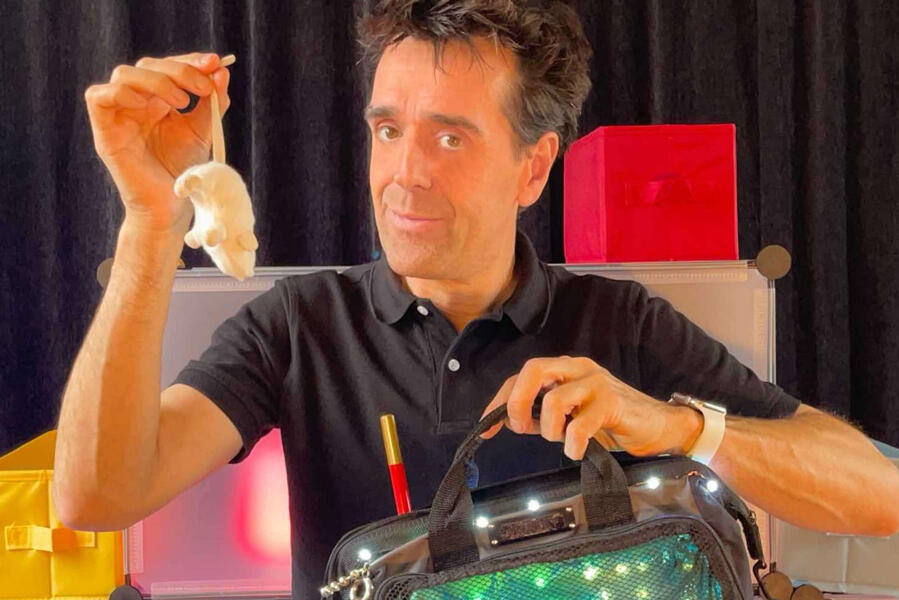 Zouick, Fouick, Touick ! Spectacle en direct pour les centre de loisirs avec Monsieur Fred et tous ces accessoires, remplis d'émotion pour un spectacle devant les enfants dans le nord de la France