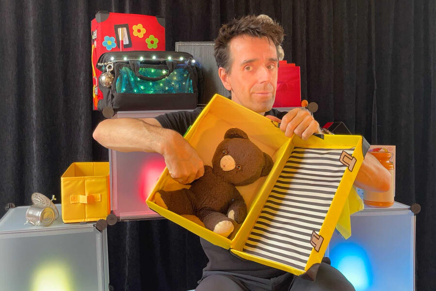 Monsieur Fred et les souvenirs de notre enfance pendant in spectacle pour un homme de Noël, en Île-de-France