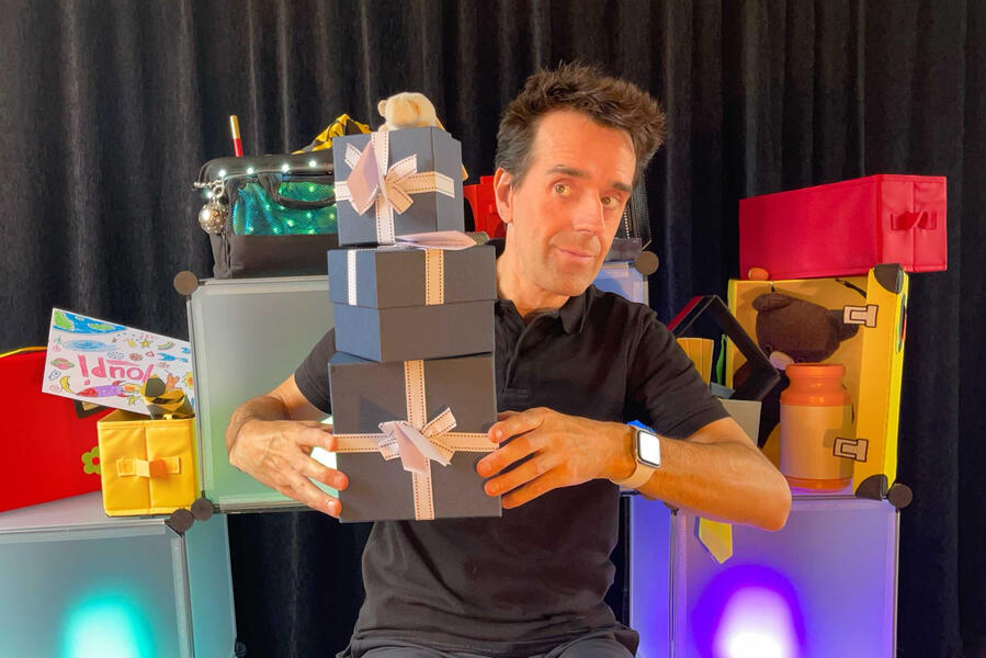 Zouick, Fouick, Touick ! Spectacle en direct pour les centre de loisirs avec Monsieur Fred et tous ces accessoires, remplis d'émotion pour un spectacle devant les enfants dans le nord de la France