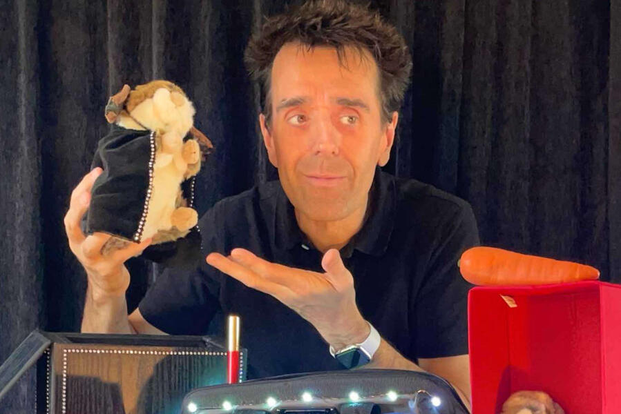 Zouick, Fouick, Touick ! « Monsieur Fred en représentation dans "Zouick Fouick Touick" »