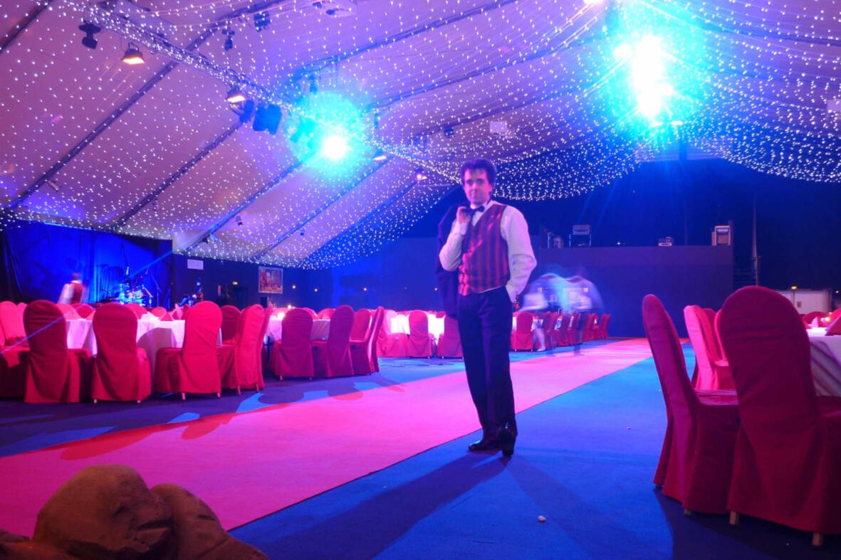 Animation magie de close-up Magicien en pleine prestation de close-up magie, créant la surprise parmi les invités.