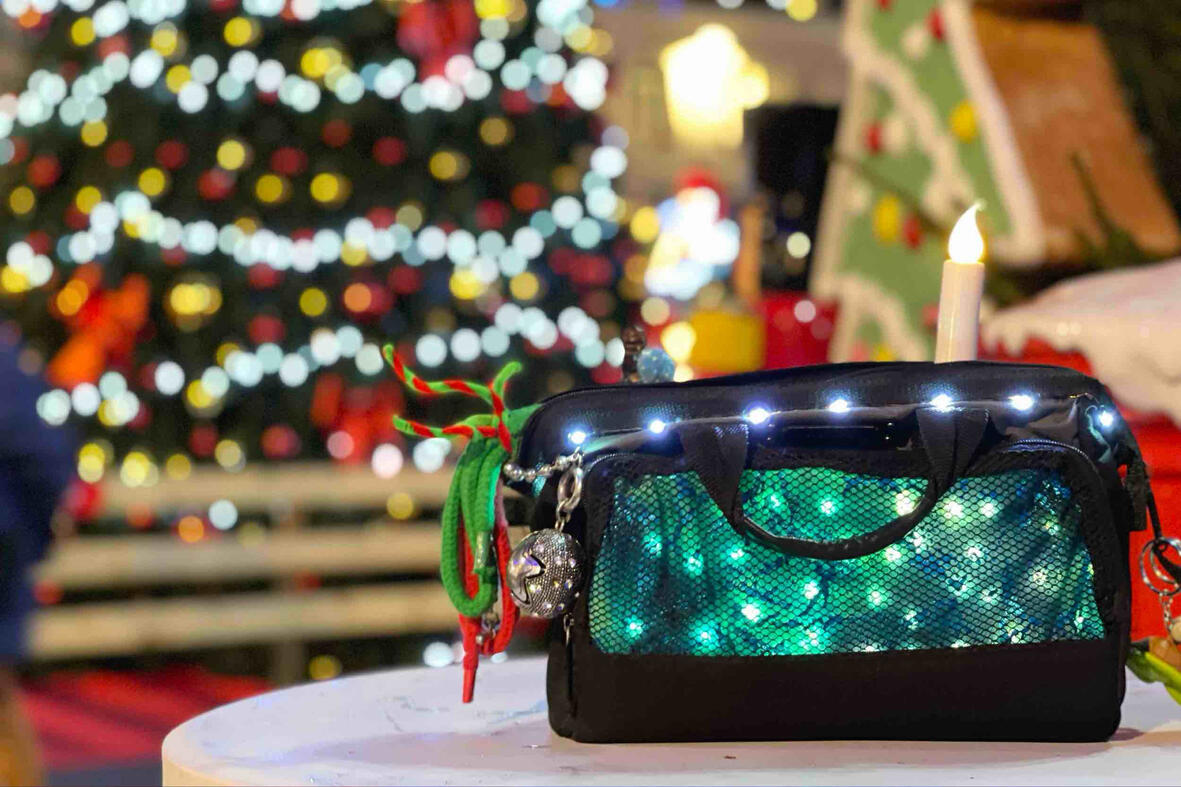 Animation magie de close-up Animation de magie en close-up : spectateurs émerveillés autour du magicien pendant un événement.