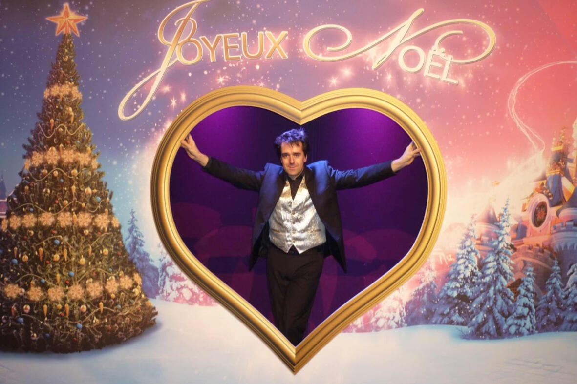 Animation close-up magie : tour de cartes présenté à une table lors d’un événement familial.