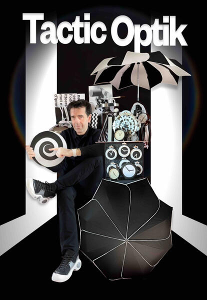 Illustration avec Monsieur Fred dans son décor d'illusions d'optique qui tient une spirale hypnotique dans ses mains.