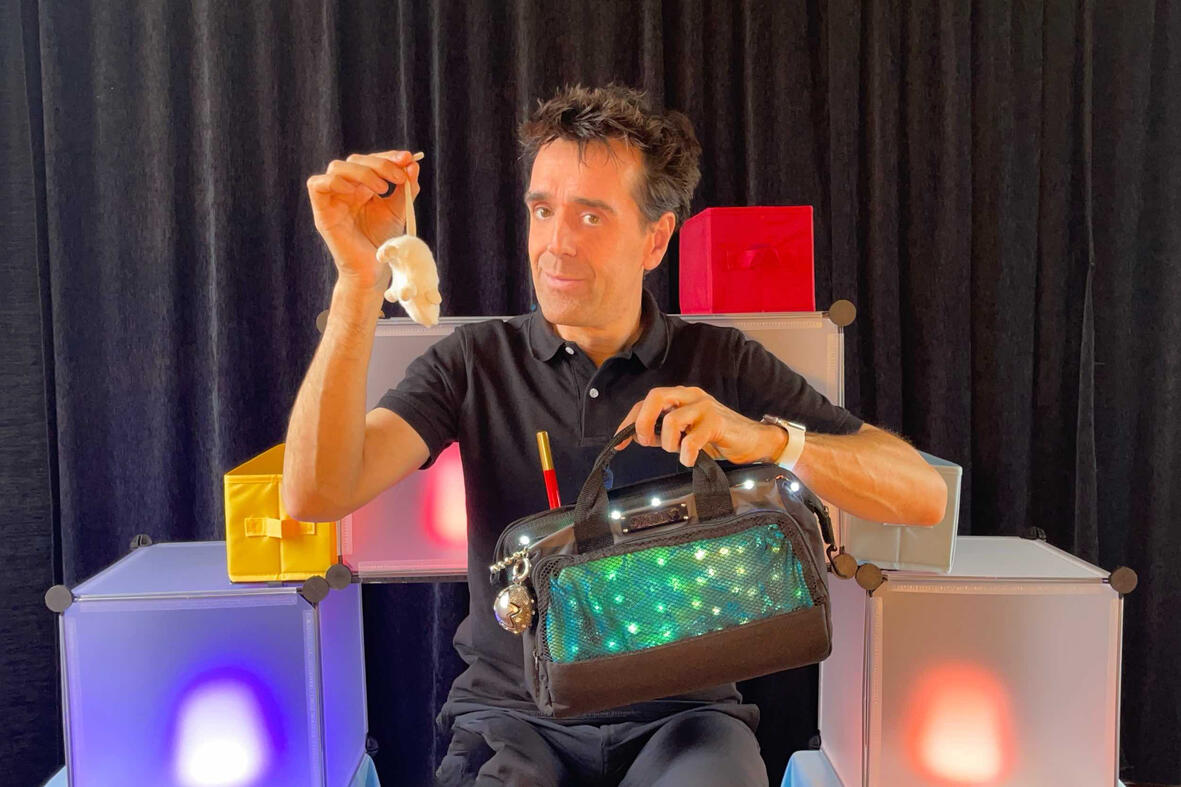 Monsieur Fred en spectacle, illustrant l’univers imaginaire et les surprises de “Zouick, fouick, touick” pour un public d’enfants.