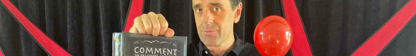 Bandeau d'acceuil Monsieur Fred et Aurore la comédienne sur scène et le spectacle “Risque-Tout”, captivant enfants et familles avec des numéros de magie et d’animation interactifs dans les hauts-de-france et normandie