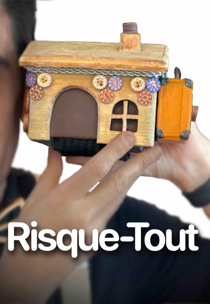 J'me cache ! Affiche du spectacle jeune public "J'me cache !, aventure collective de cache-cache avec son décor tout en bois.