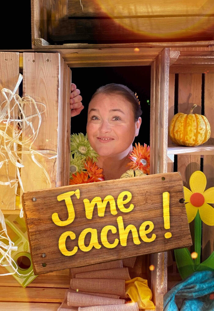 J'me cache ! Affiche du spectacle jeune public "J'me cache !, aventure collective de cache-cache avec son décor tout en bois.