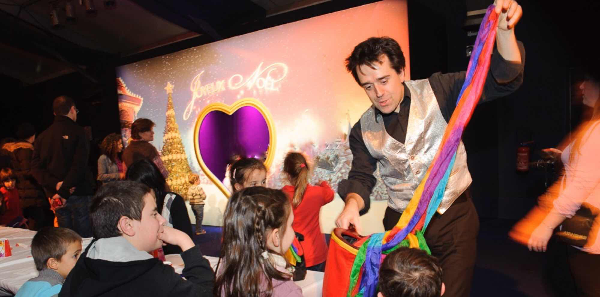 Animation magie de close-up Magicien réalisant un tour de close-up magie devant un petit groupe lors d’une animation événementielle.