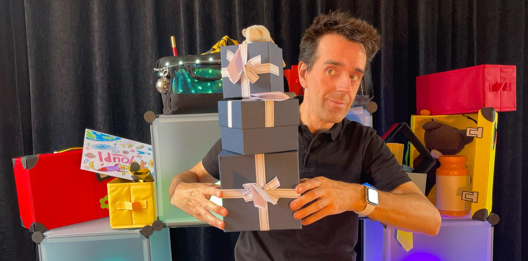 Zouick, fouick, Touick Image de Monsieur Fred sur scène, partageant souvenirs et magie dans son décor féerique pour le spectacle jeune public “Zouick, fouick, touick”.